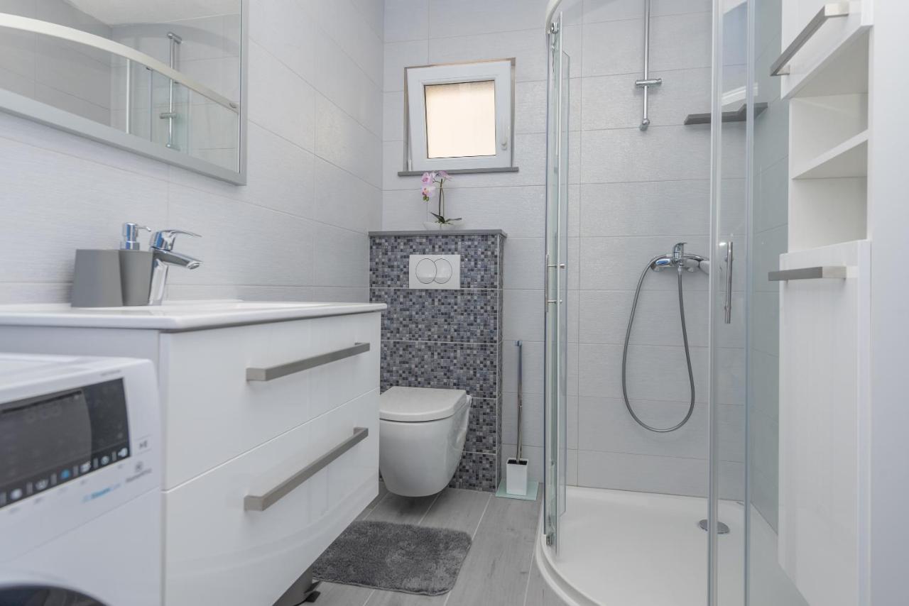 App Anna Apartment Макарска Екстериор снимка