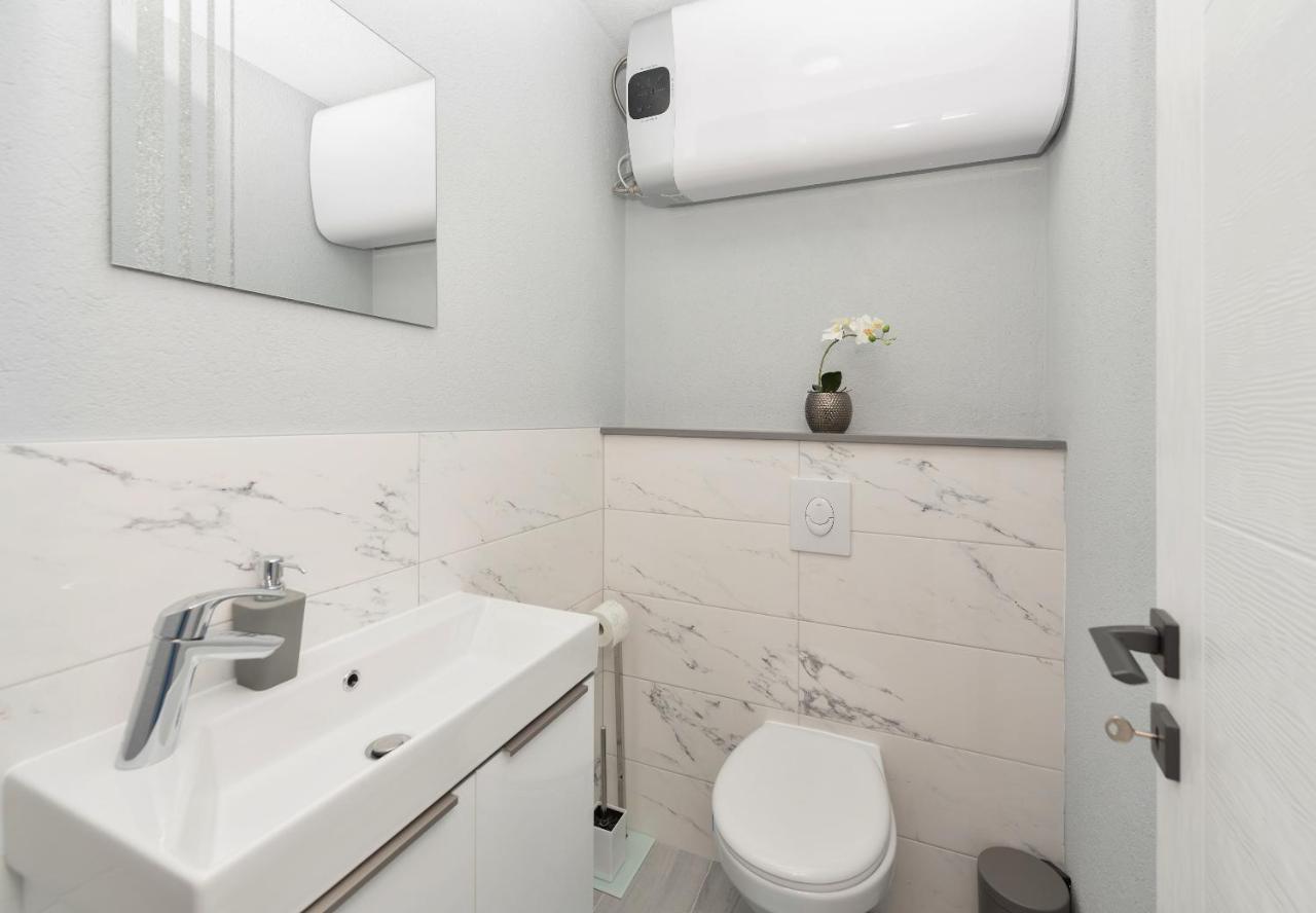 App Anna Apartment Макарска Екстериор снимка